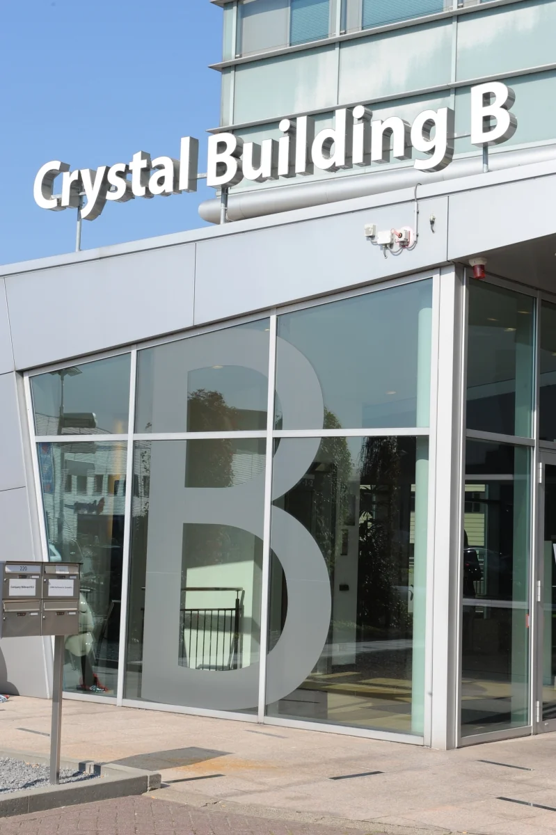 Voorzijde van het Crystal Building B aan het Rivium Boulevard met grote letter B op het glas.